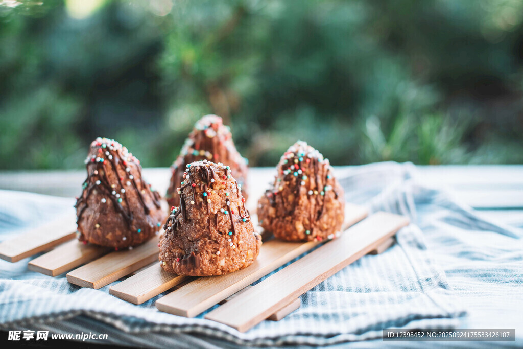 美味松露摆放在木托盘上