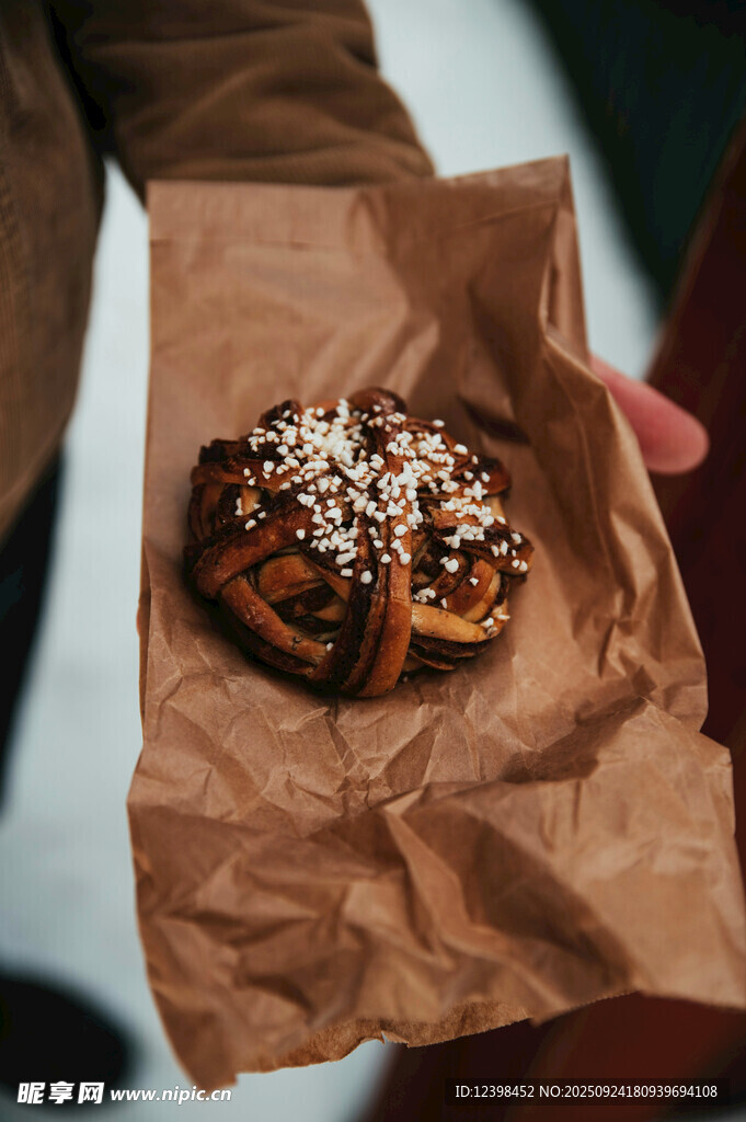 手拿撒料椒盐卷饼