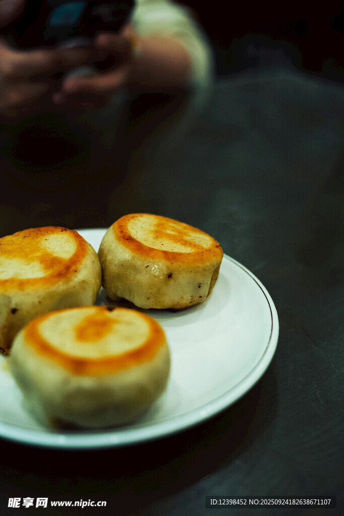 美味金黄煎饺摆于盘中