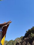 古建屋檐与蓝天青山