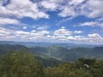 山峦蓝天间的壮美风景