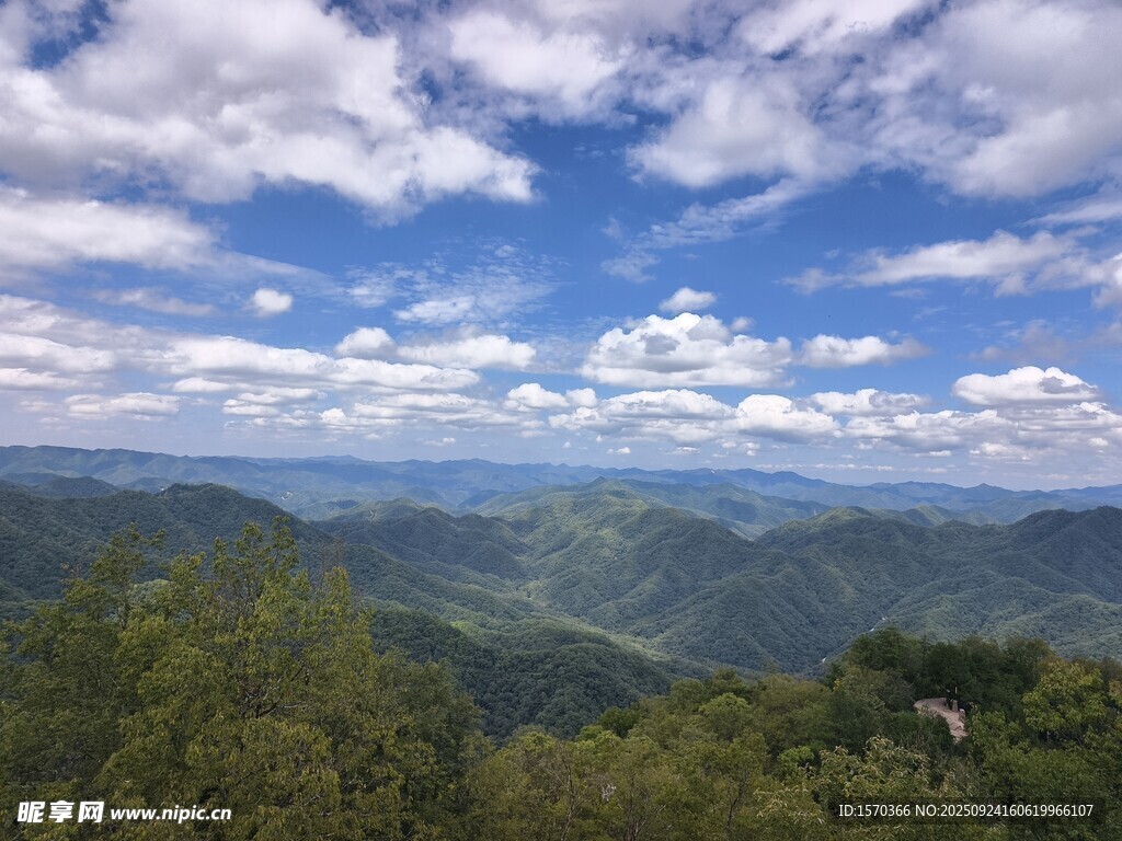 山峦蓝天间的壮美风景