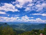 壮丽山峦与蓝天白云美景