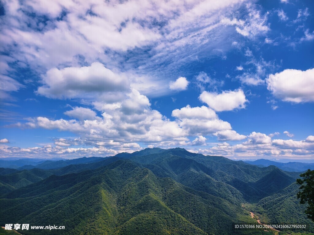 山峦云海壮丽风光