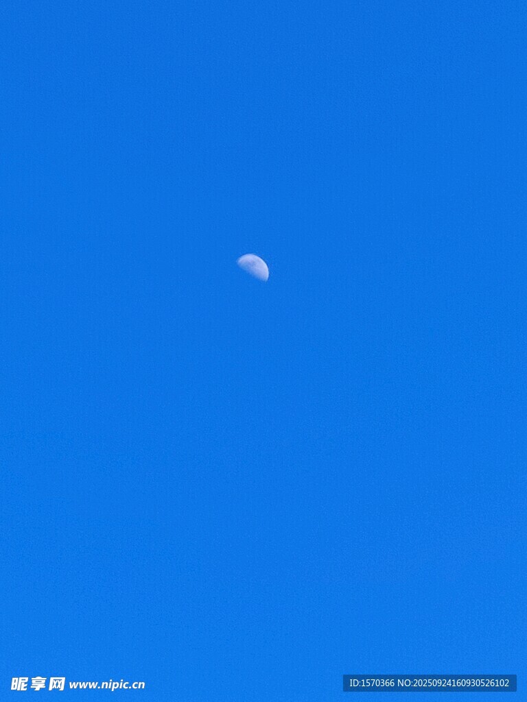 蓝天中的一弯月牙