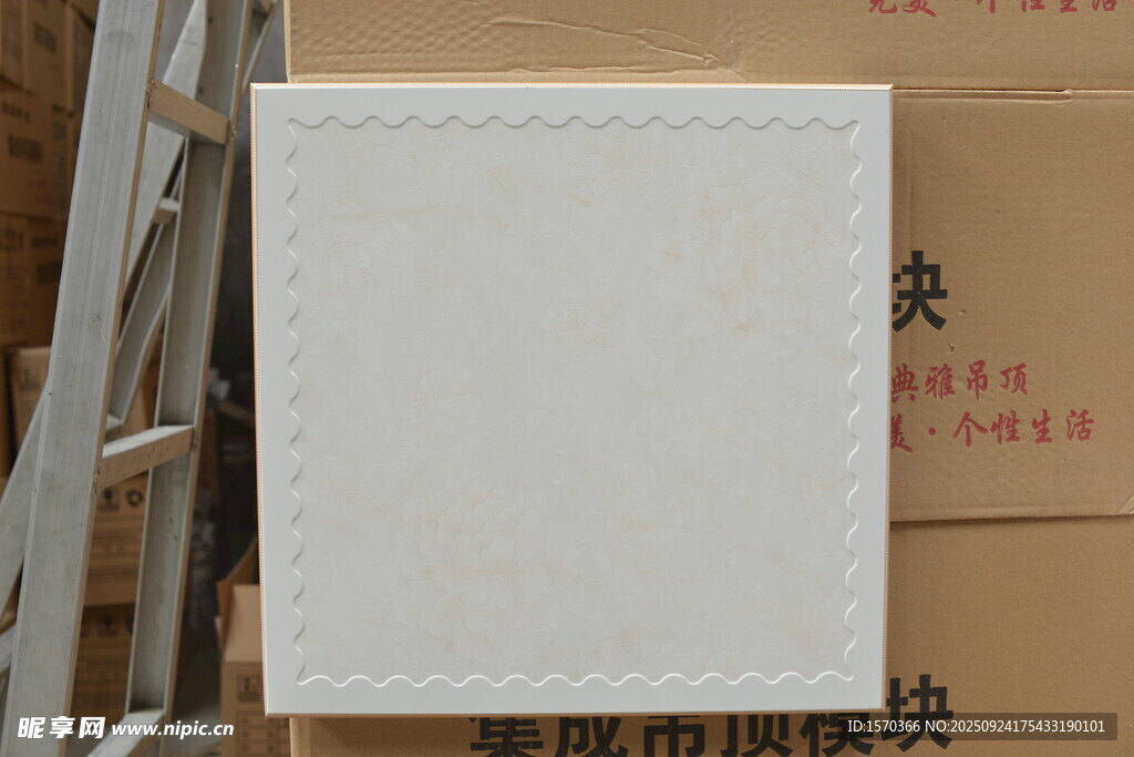 白色板材置于仓库中