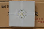 白色方形带图案瓷砖