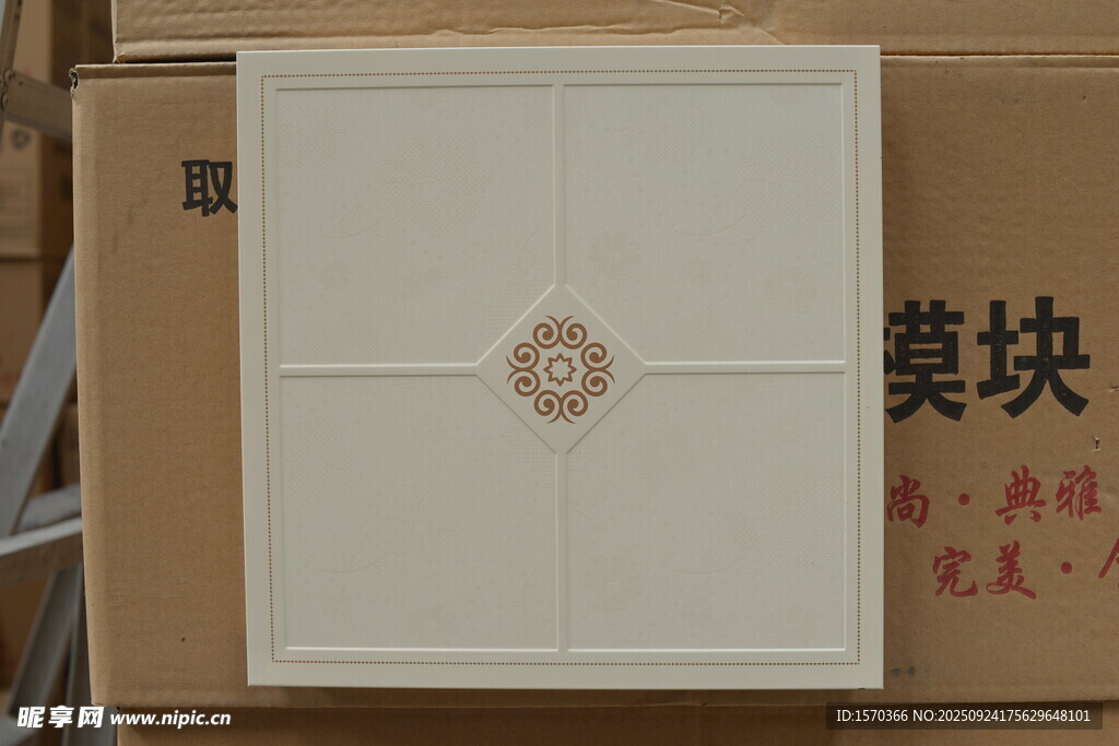 白色花纹集成吊顶模块