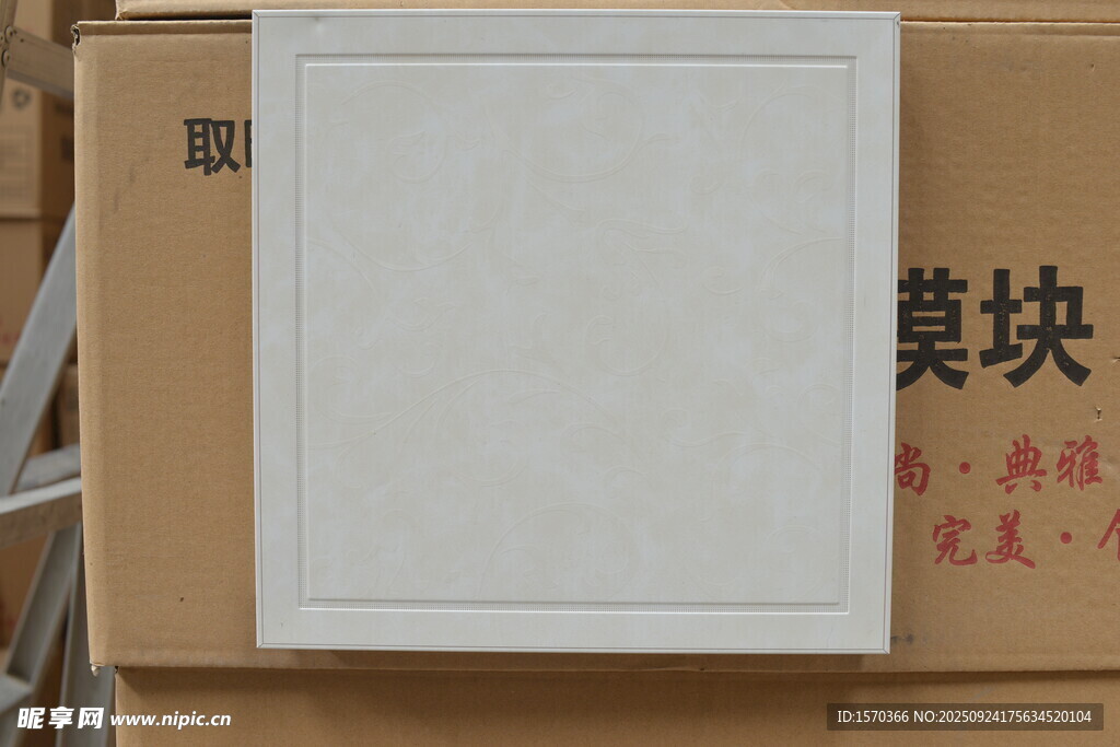 白色方形面板置于纸箱上