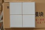 白色模块堆叠于纸箱上