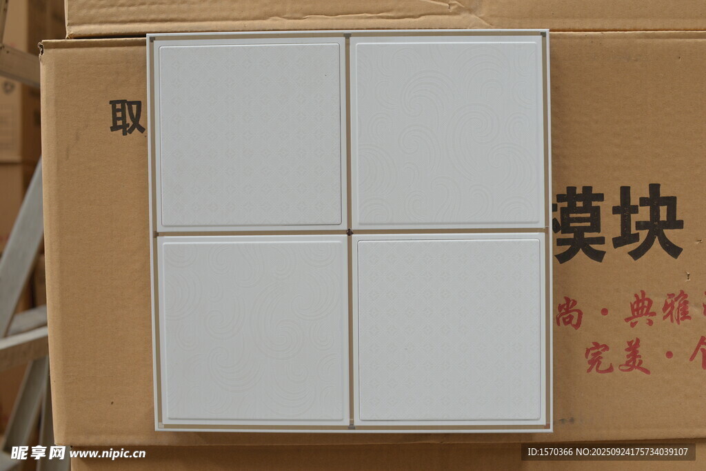 白色模块堆叠于纸箱上