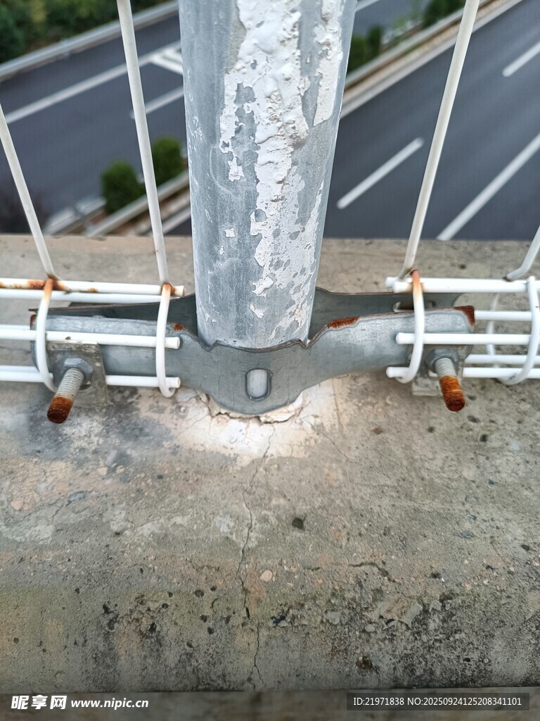 金属结构底部细节特写