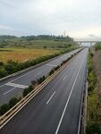 宽阔公路穿田园而过