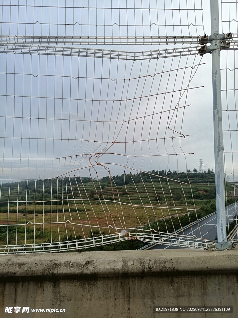 户外围栏旁的开阔田野