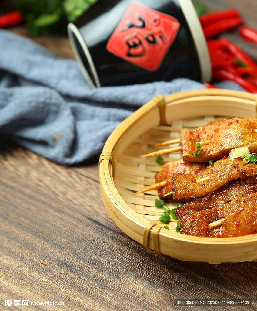 美味蒸饺摆于竹制托盘上
