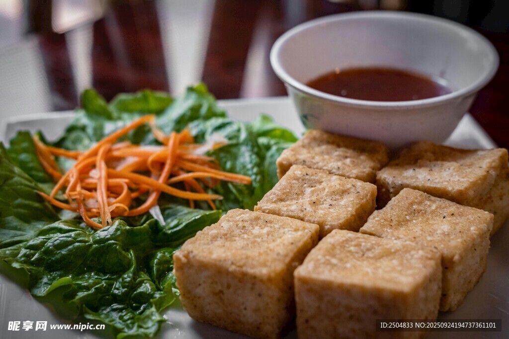 炸豆腐配蔬菜与蘸酱