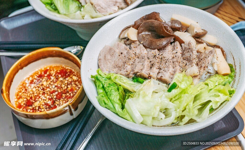 韩式美味炖肉与配菜