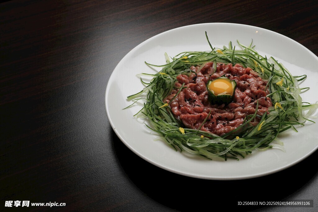 精致牛肉配绿叶美食