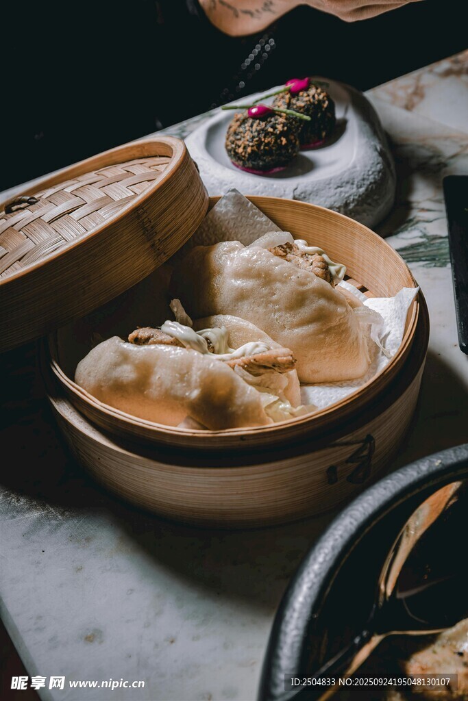 美味中式蒸饺摆放在桌