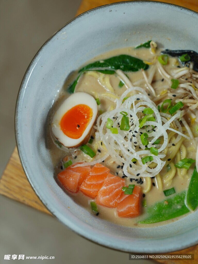 日式三文鱼 面美食特写