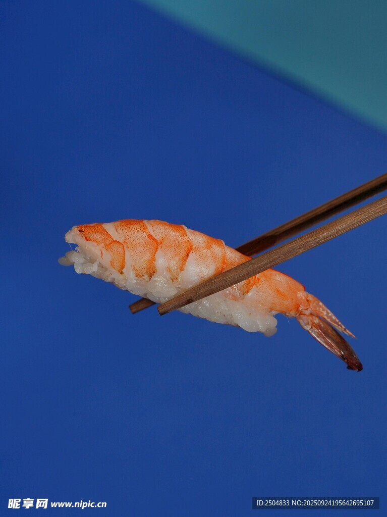 筷子夹起的美味鲜虾寿司