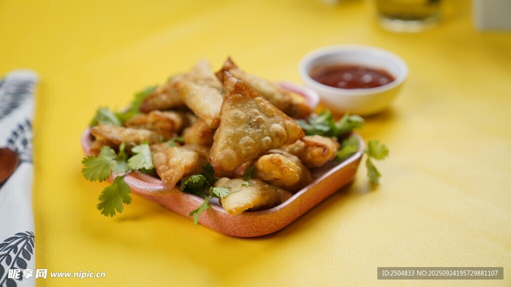 美味鸡肉三明治配蘸酱