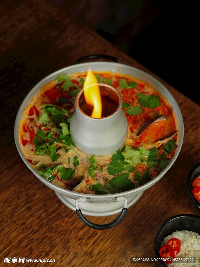 火焰锅中美食诱人飘香