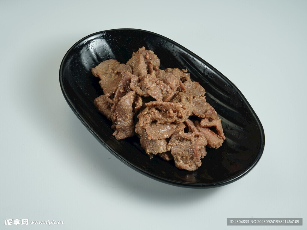 黑色盘中的美味牛肉片