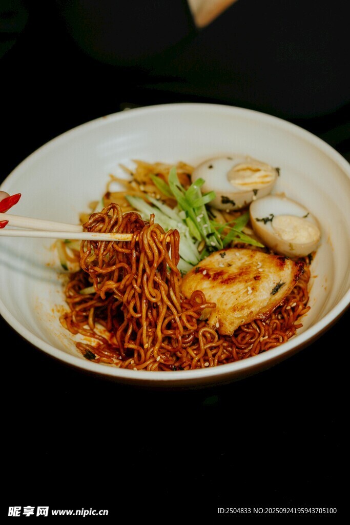 美味炒面配多样食材