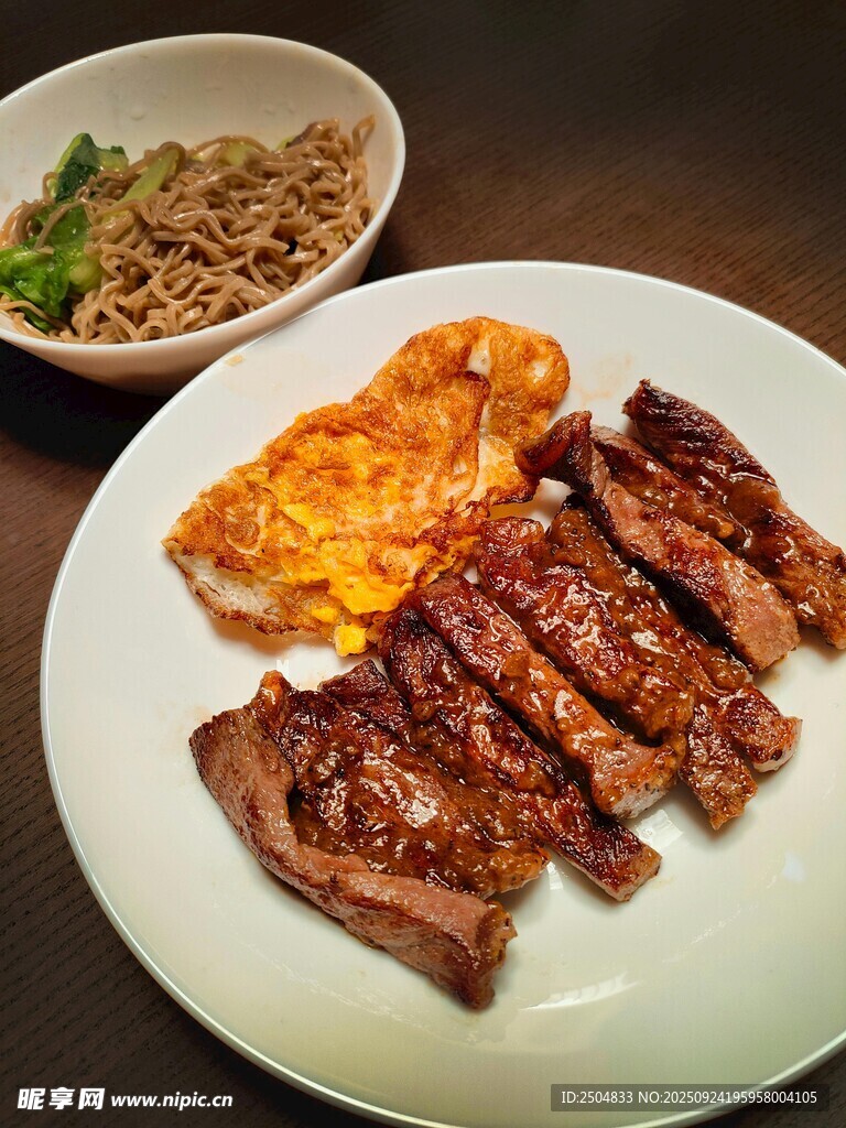 美味牛排与多样美食组合