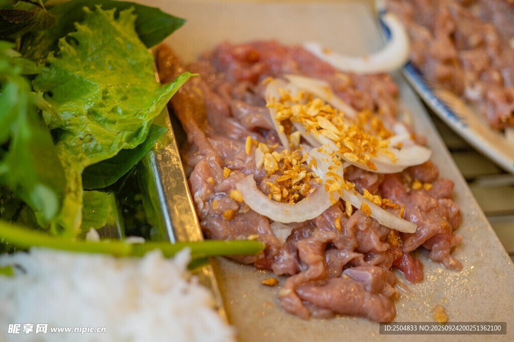 美味肉片配蔬菜摆盘