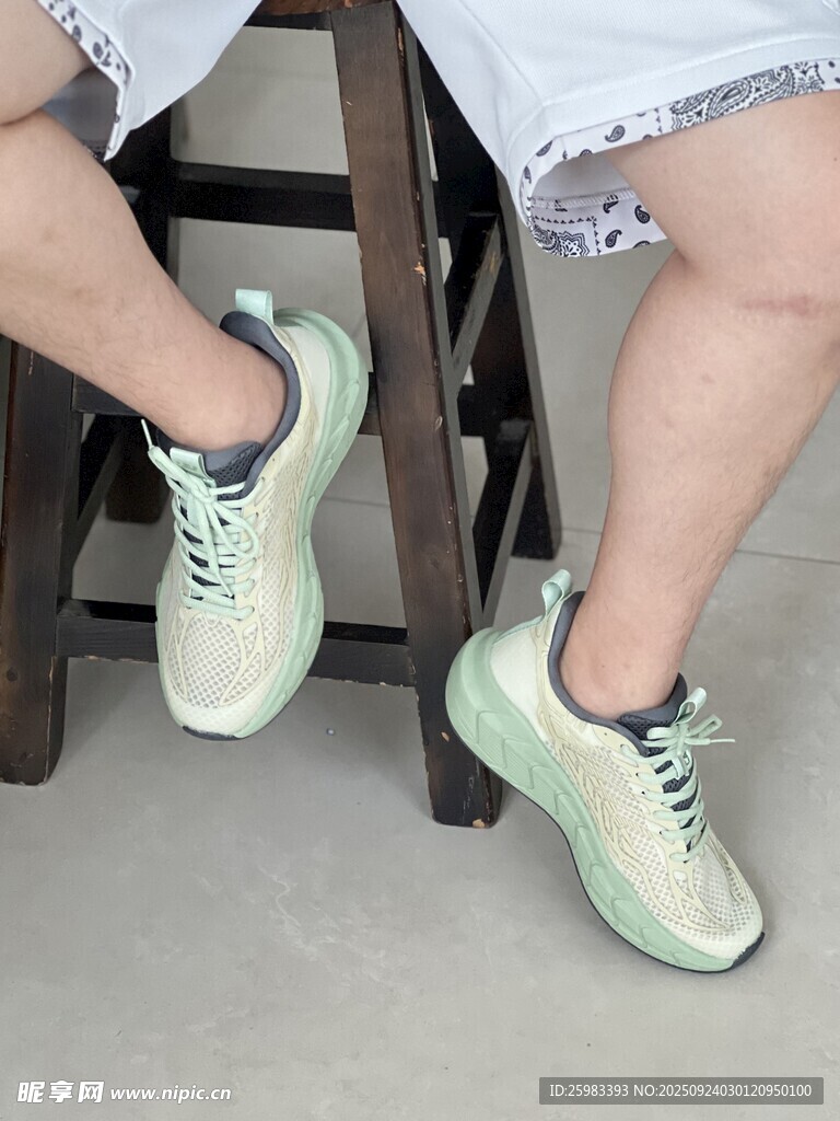 运动鞋