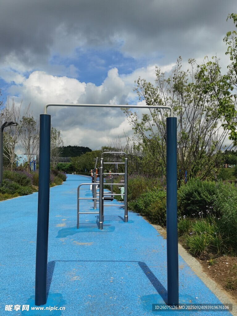 蓝色户外健身设施场地