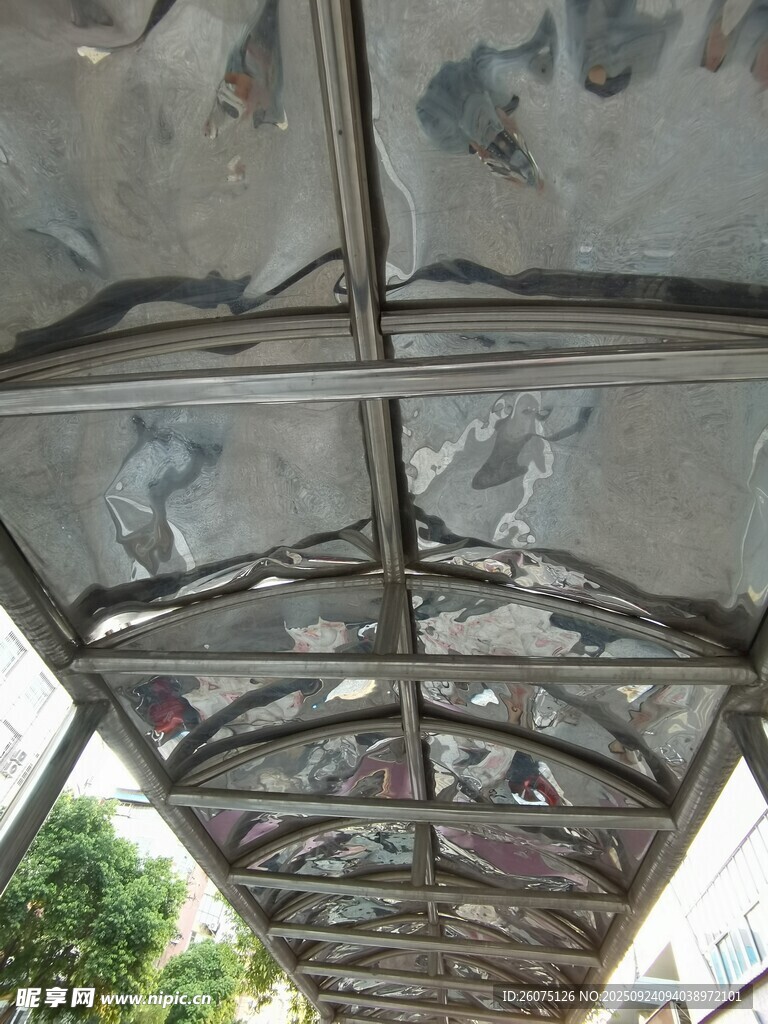 破损的金属顶棚