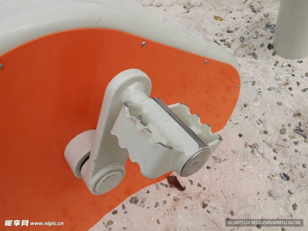 橙色地面上的白色监控设备