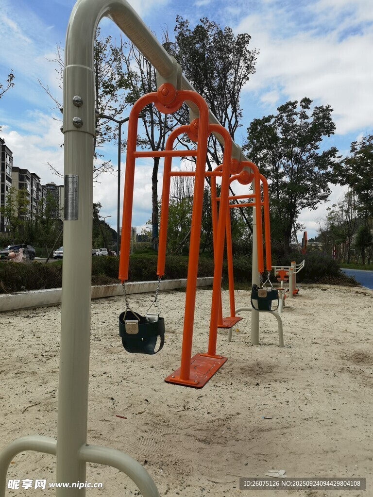 户外橙色秋千游乐设施