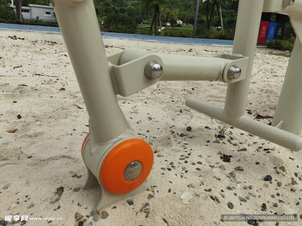 沙滩上的健身器材部件