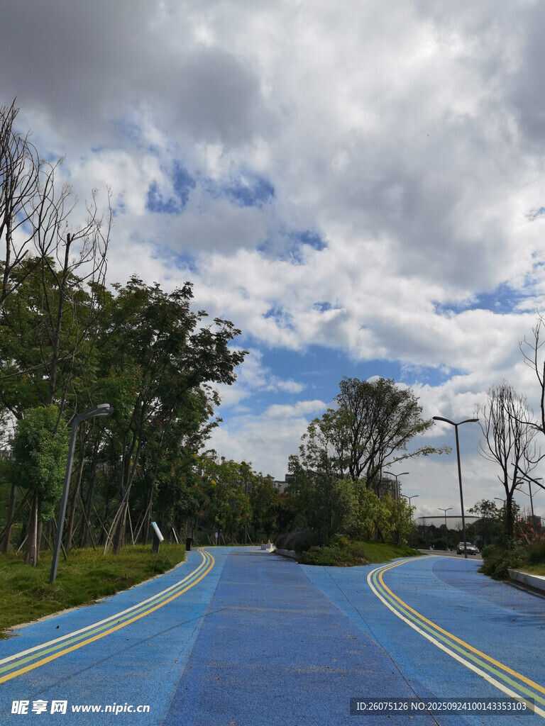 蓝色公路延伸向远方