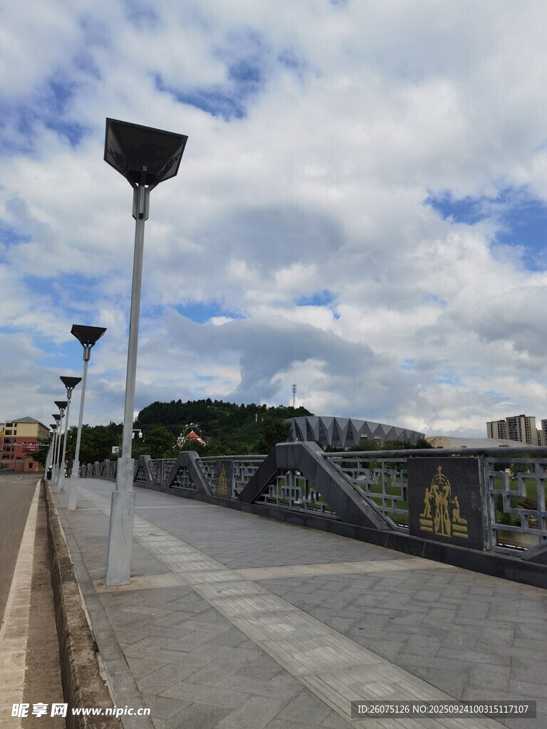 现代风格户外步行桥景观