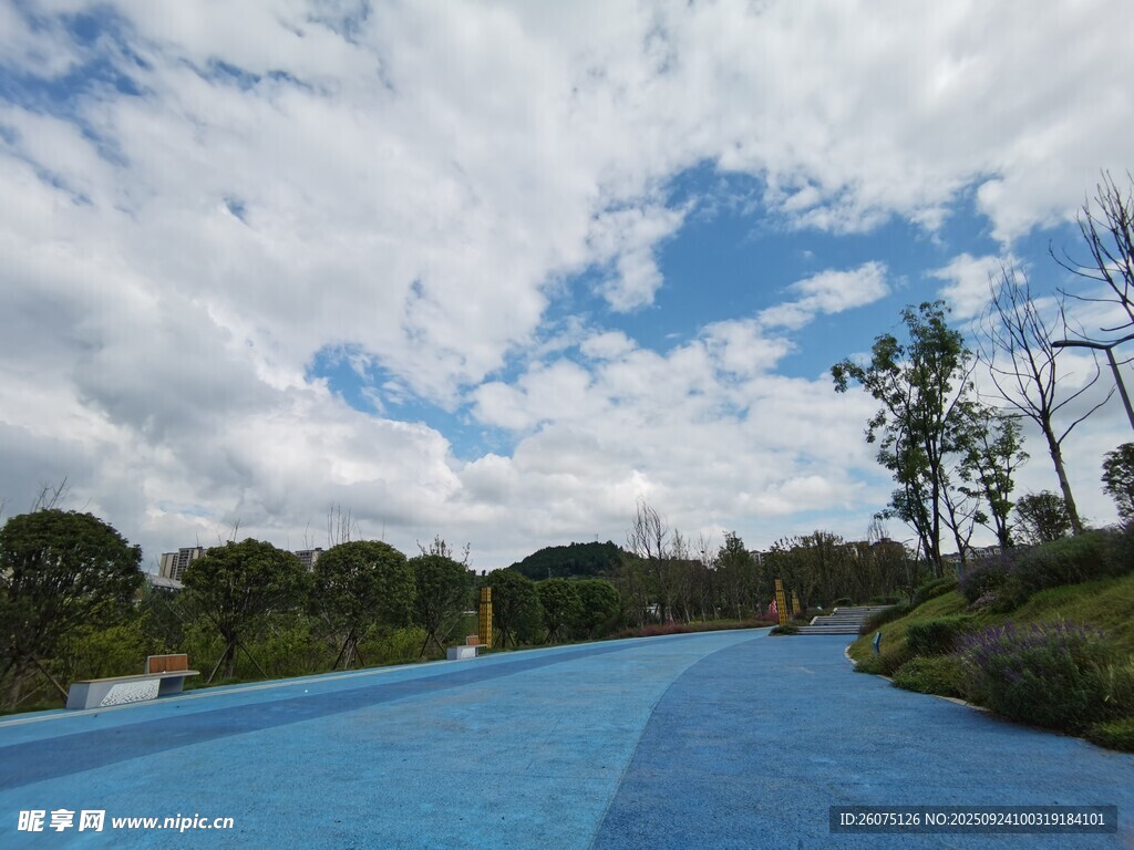 蓝色泳池与蓝天白云美景