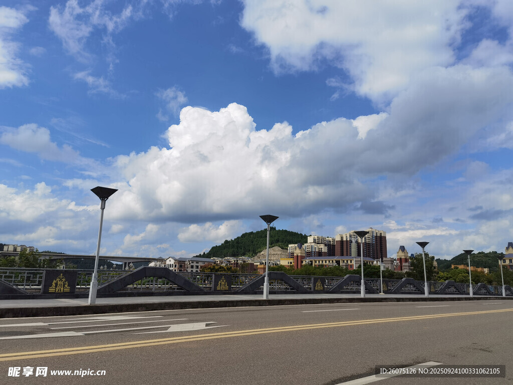 蓝天白云下的公路风景