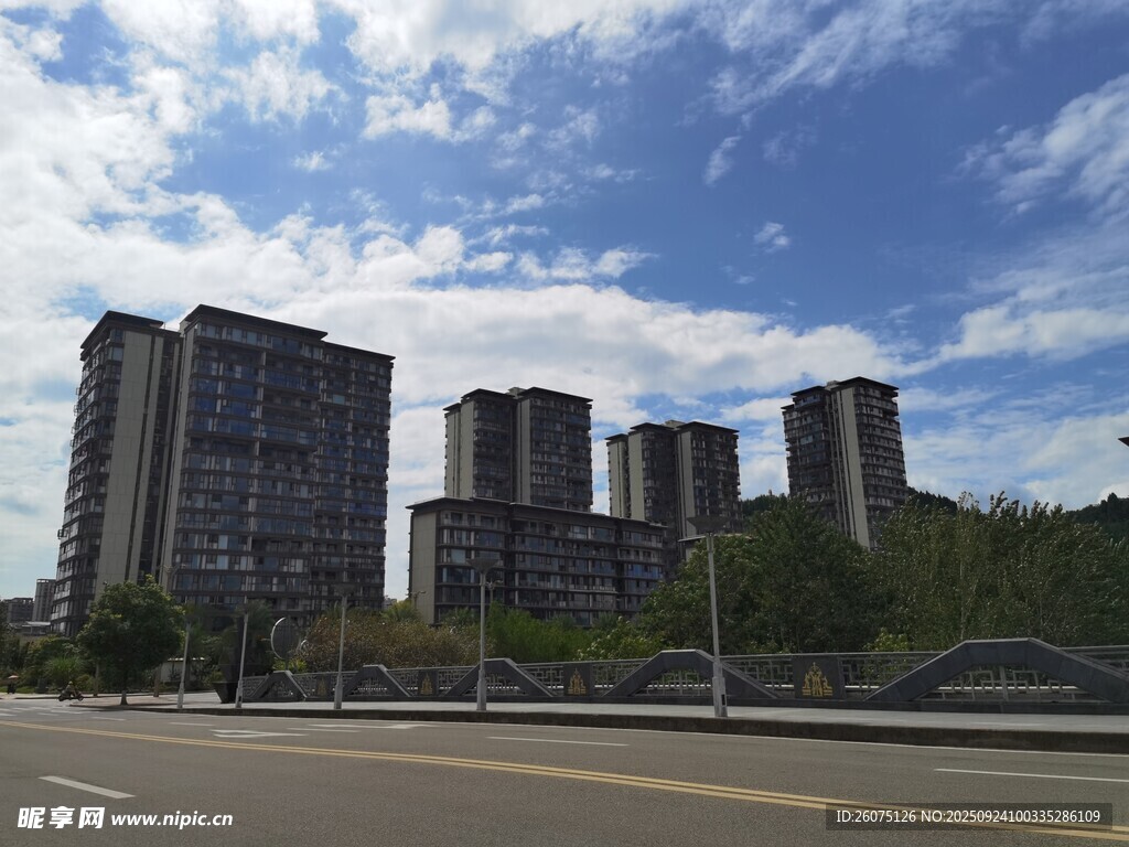 城市道路旁的高楼建筑
