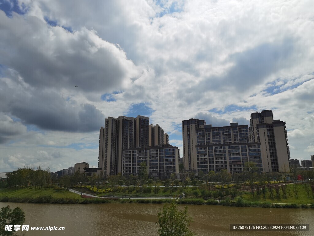 河畔高楼林立的城市景观