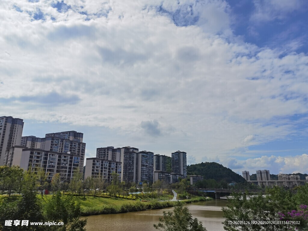 城市河畔高楼与自然景观