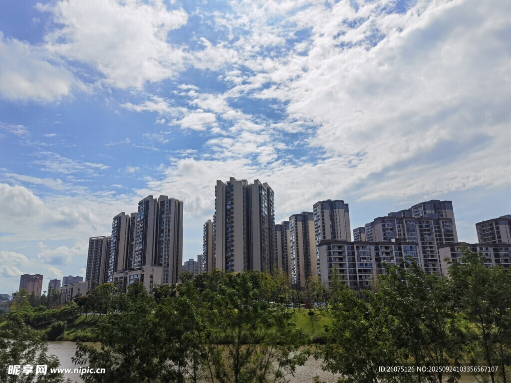 城市高楼与蓝天白云景观
