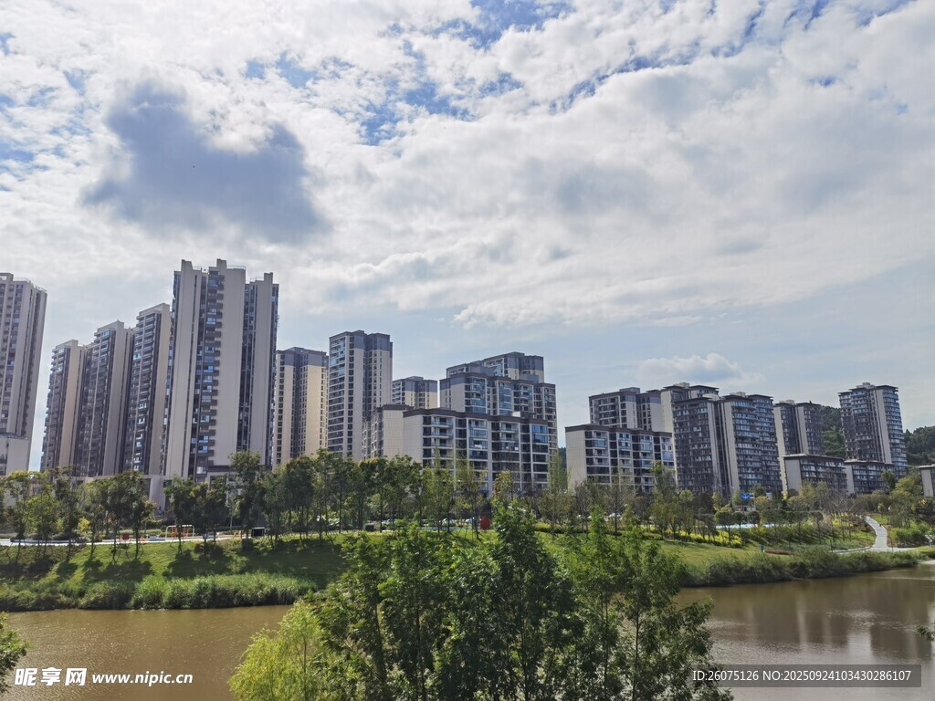 河畔高楼林立的城市景观