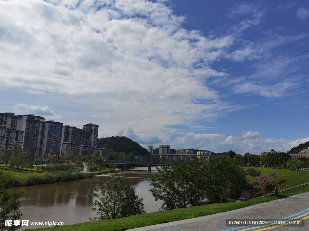 河畔城市风光美景