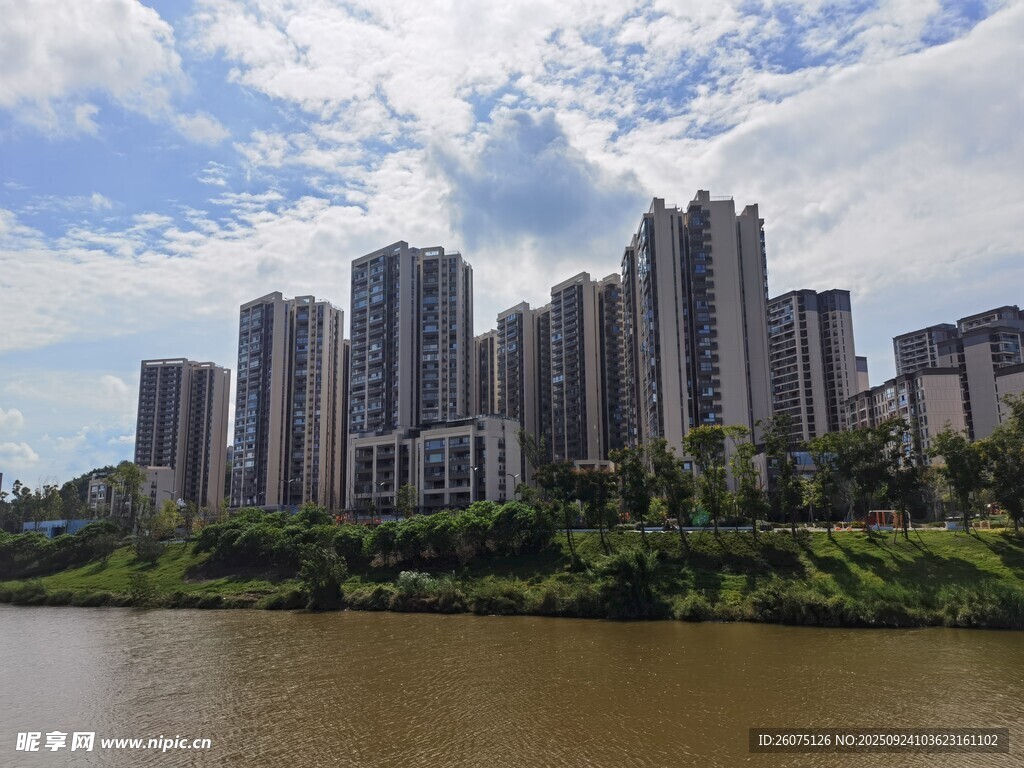 河畔高楼林立的城市风光
