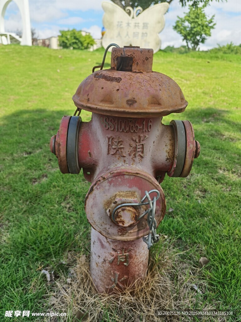 生锈的户外消防栓