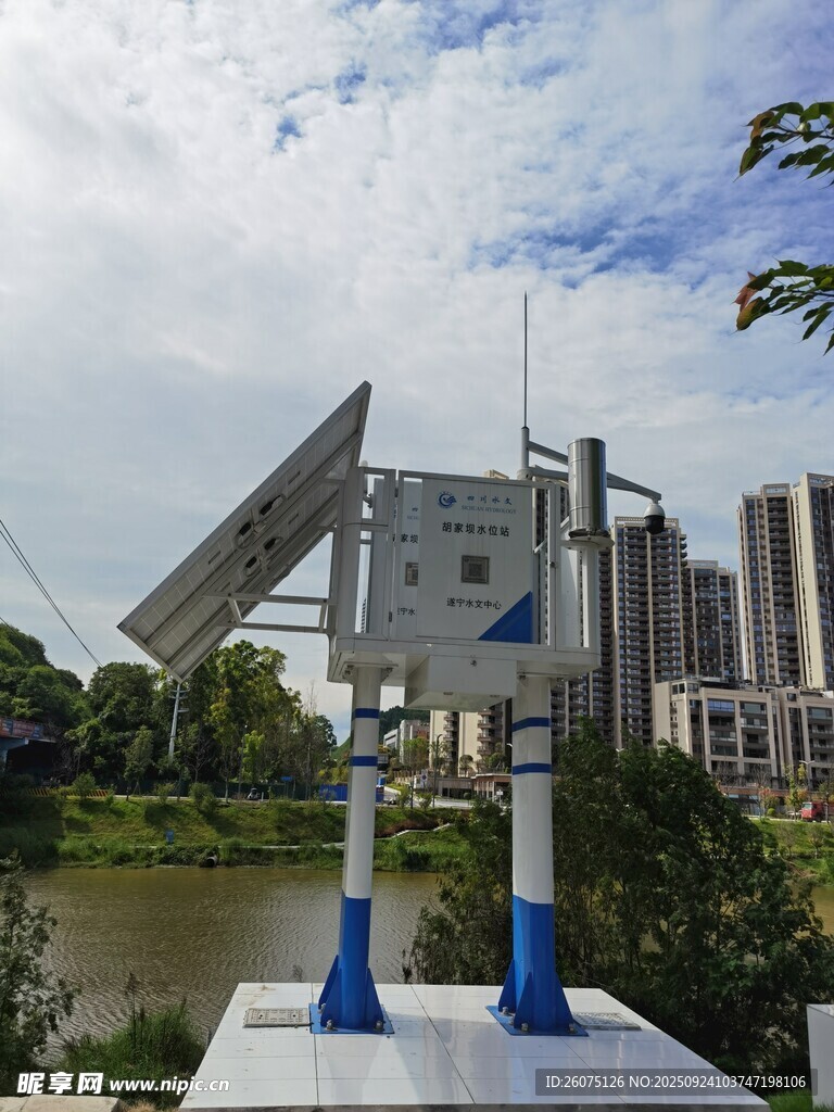 户外太阳能监测设备